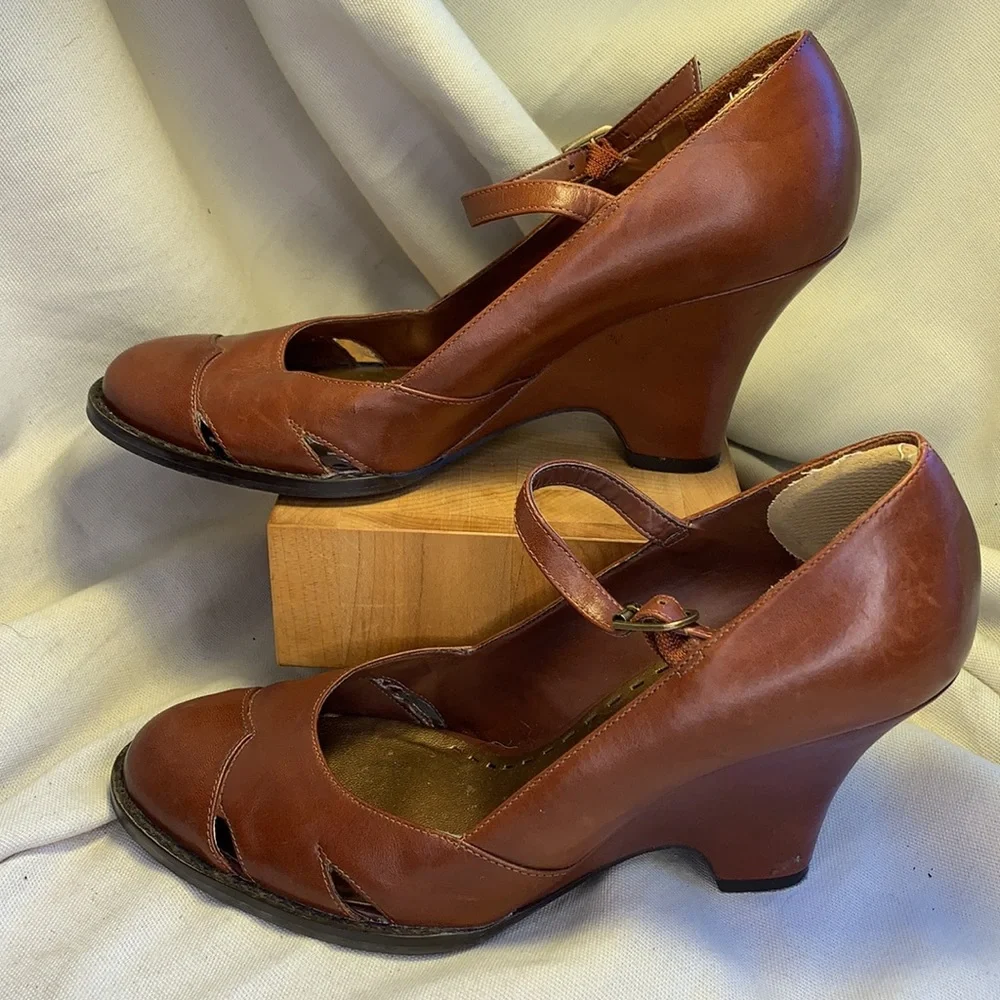 Gianni Bini elegant leather wedge almost NEW